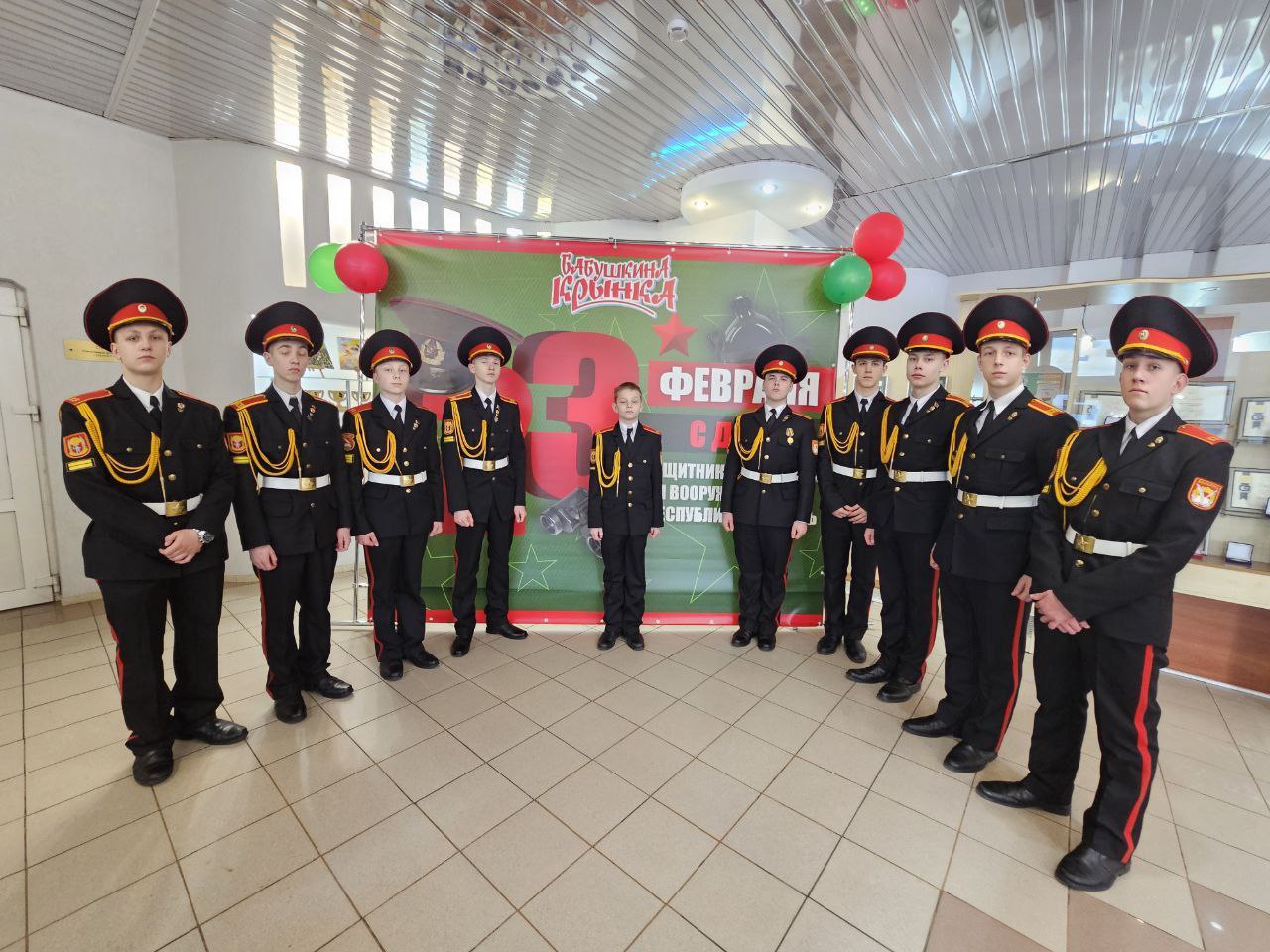Связь поколений: кадеты поздравили мужчин «Бабушкиной крынки» с 23 февраля