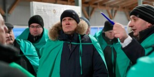 Анатолий Исаченко оценил ход строительства профилактория для молодняка КРС в Дрибинском районе. Фото