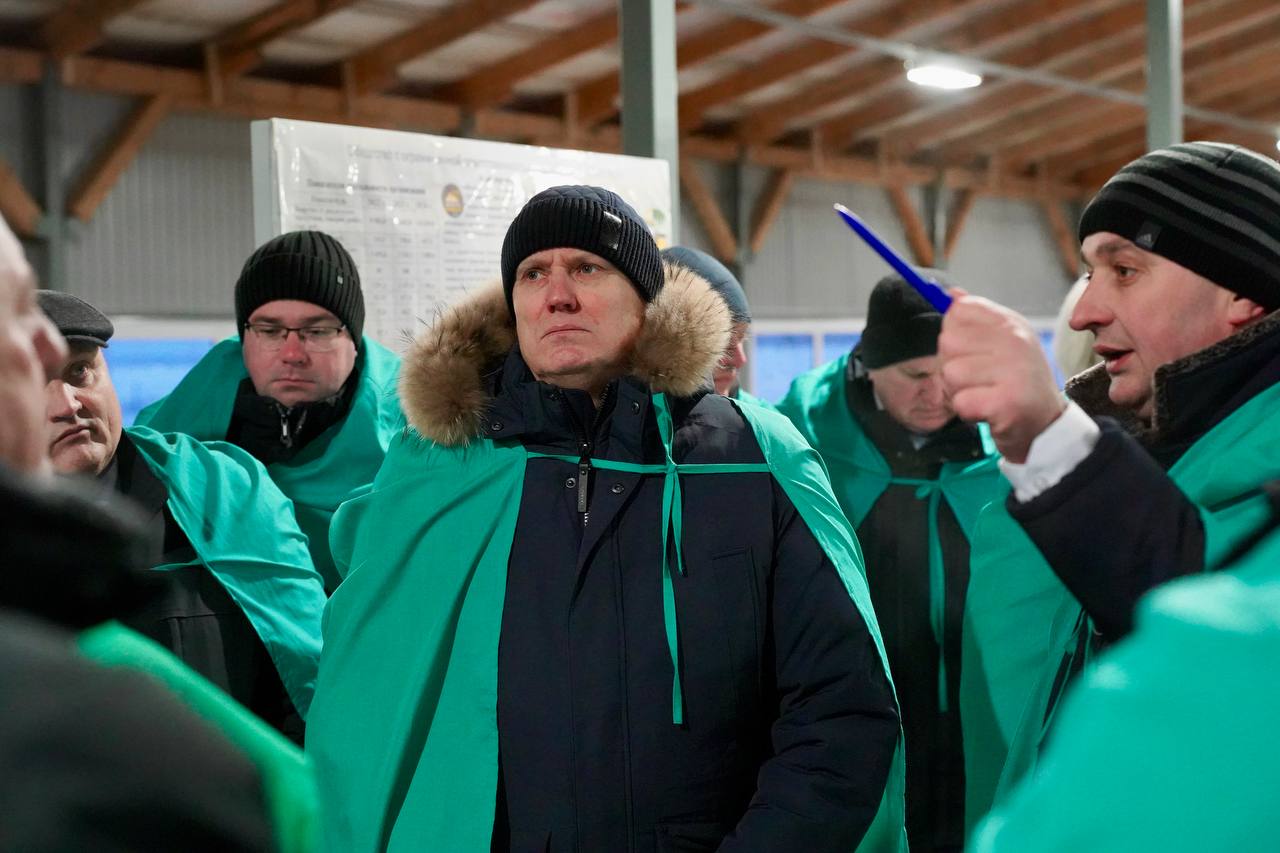 Анатолий Исаченко оценил ход строительства профилактория для молодняка КРС в Дрибинском районе. Фото