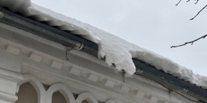 В Бобруйске снег с крыши травмировал женщину