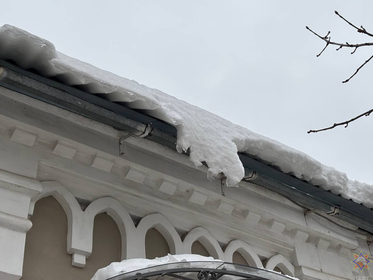 В Бобруйске снег с крыши травмировал женщину