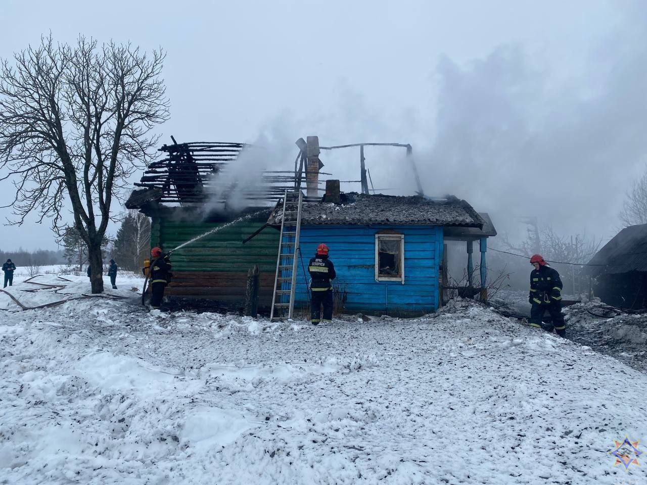В Славгородском районе двое парней спасли пенсионера из горящего дома