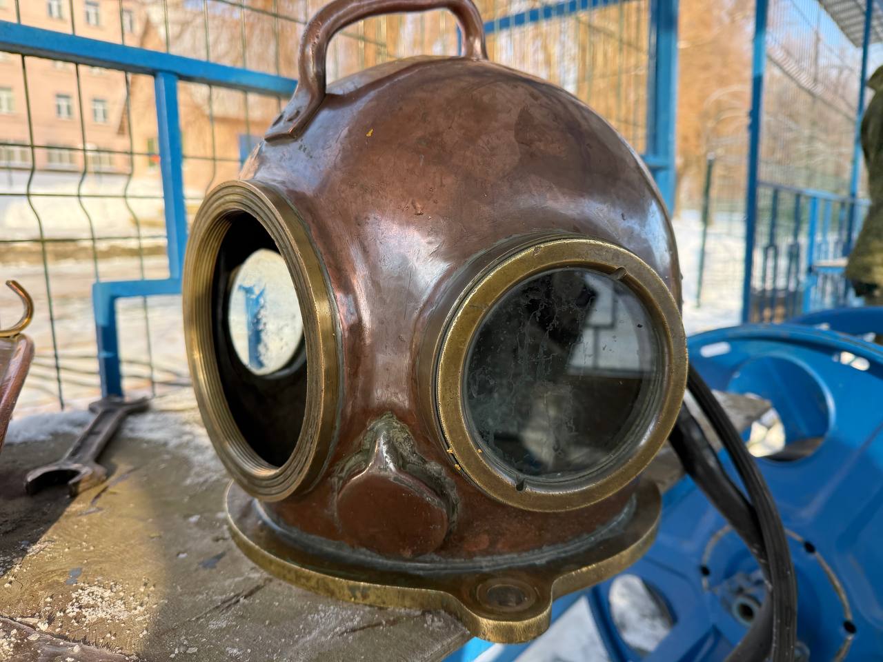 Водолазы инженерных войск отрабатывают мастерство на зимних сборах в Могилеве. Фото