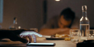 Познакомились, выпили, и он уснул: в Могилеве гость унес у нового приятеля телефон за 1 500 рублей