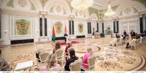 Лукашенко: белорусские женщины едины в стремлении сделать страну лучше