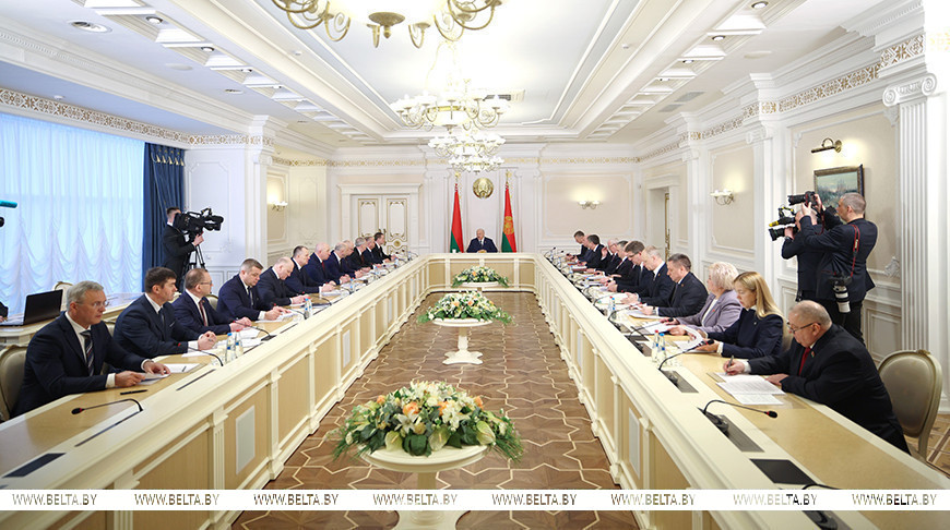 Лукашенко потребовал пресечь необоснованное посредничество в экономике Беларуси