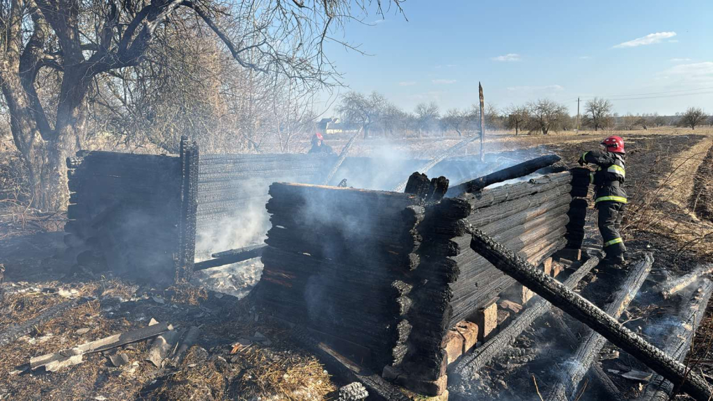Сжигал мусор — лишился сарая: пожар в Мстиславском районе
