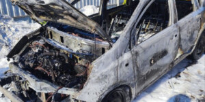 Машина вспыхнула во дворе частного дома — что известно