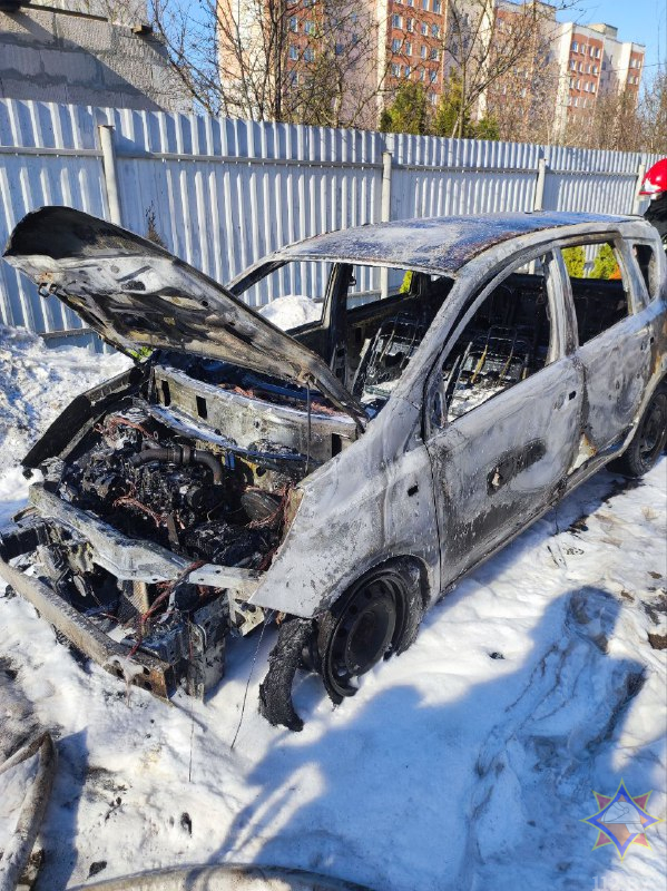 Машина вспыхнула во дворе частного дома — что известно