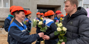 Цветы на стройке: женщин-строителей поздравили с 8 Марта. Фото
