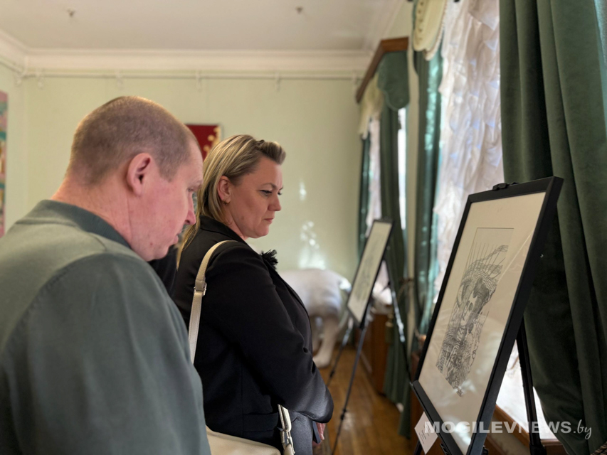 В Могилеве открылась выставка «M@rt. Живопись. Графика. Театр». Фото