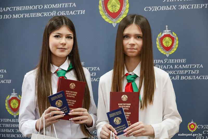 Не только законные права, но и обязанности по Закону: паспорта 14-летним ребятам торжественно вручили в ГКСЭ