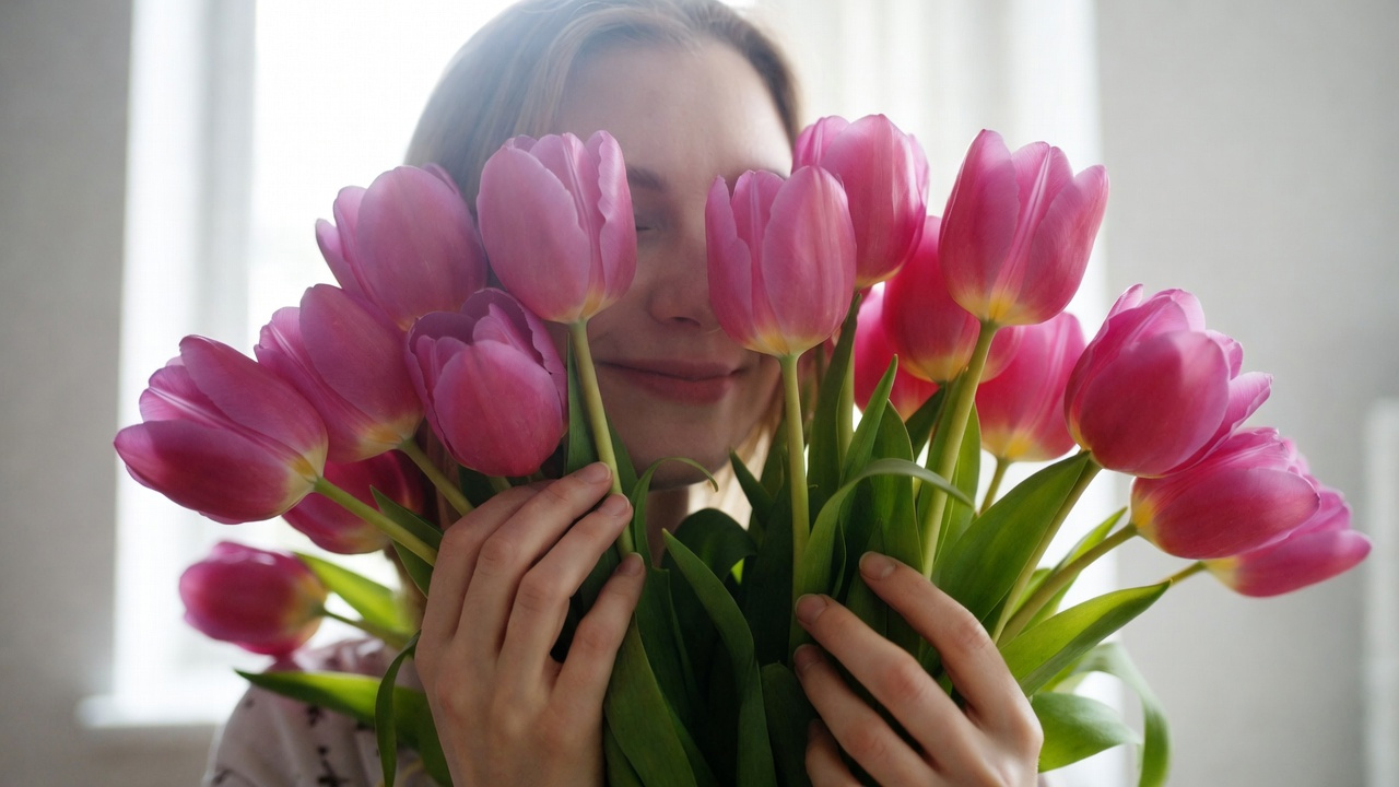 Минтруда разъяснило, какие подарки к 8 Марта не облагаются страховыми взносами в 2026 году