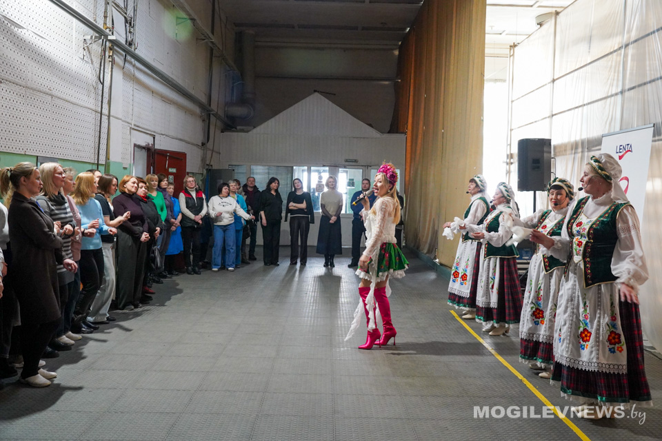 В ОАО «Лента» поздравление женщин с 8 Марта вышло за привычные рамки. Фото