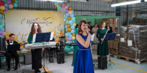 Вместо станков — музыка: как «Моготекс» превратил будни в праздник для своих сотрудниц. Фото