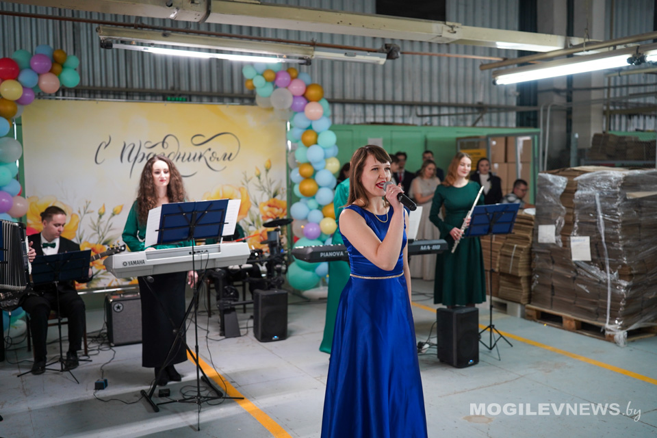 Вместо станков — музыка: как «Моготекс» превратил будни в праздник для своих сотрудниц. Фото