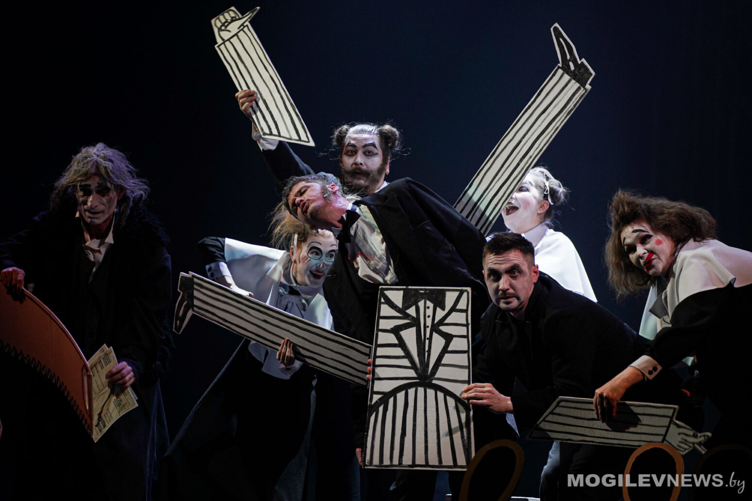 На сцене — Антон Чехов вместе с героями своих водевилей