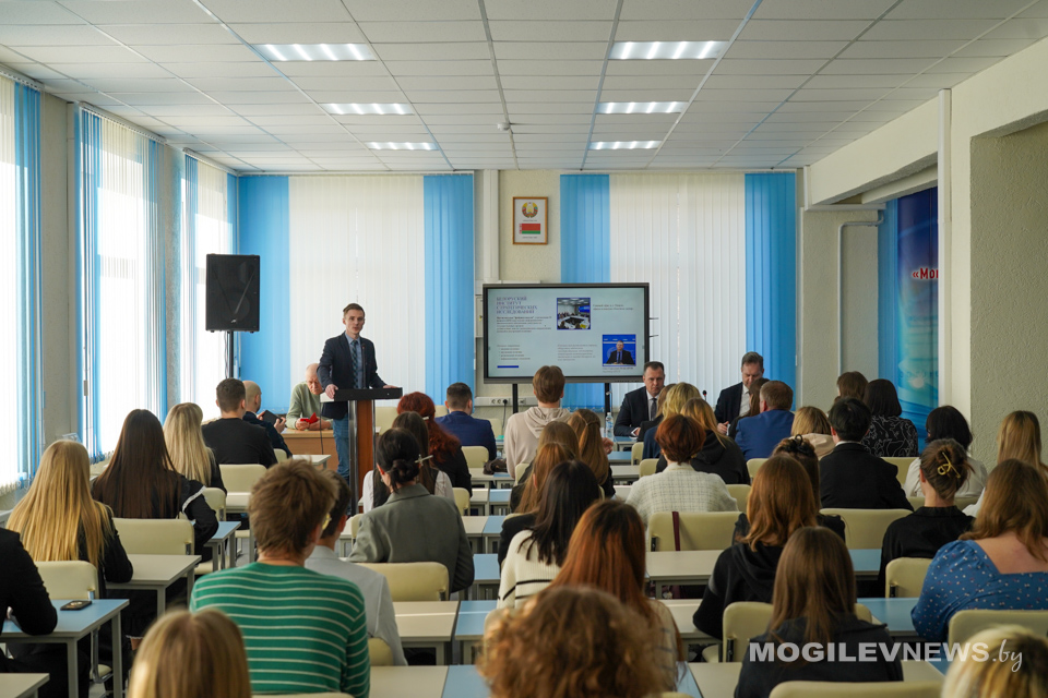 «Будущее. Сейчас»: в Могилеве обсудили, кто напишет историю завтрашнего дня. Фото