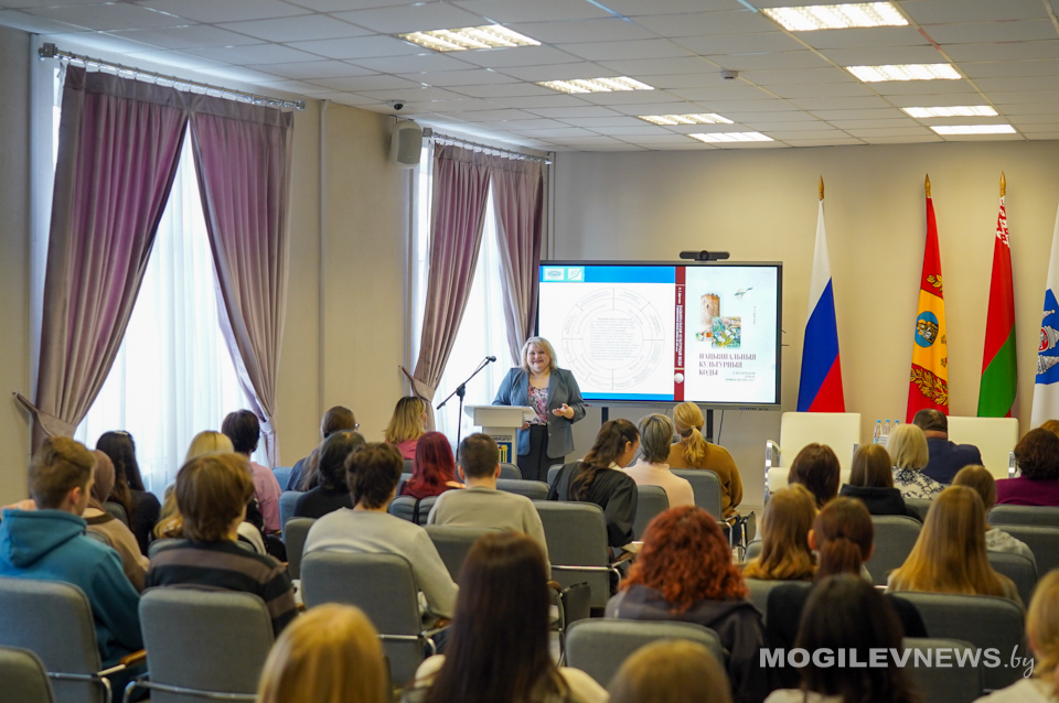 Женский взгляд на национальные коды: новая монография о белорусской литературе презентована в Могилеве. Фото