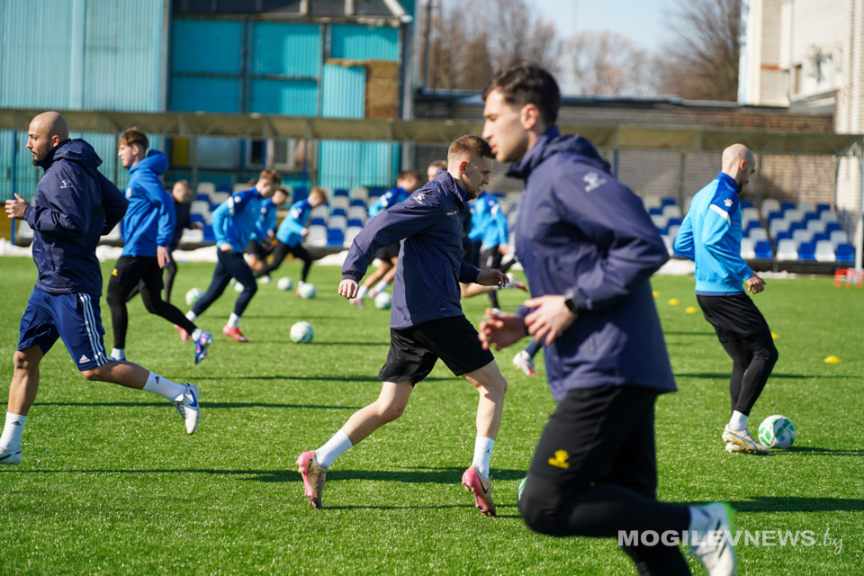 «Днепр» активно готовится к возвращению в высшую лигу. Фото