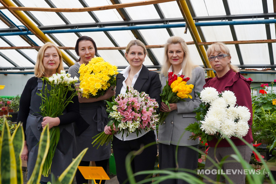 Желтые тюльпаны, классические розы и яркие мимозы. Узнали, какие еще цветы предпочитают наши женщины в преддверии 8 марта. Фото