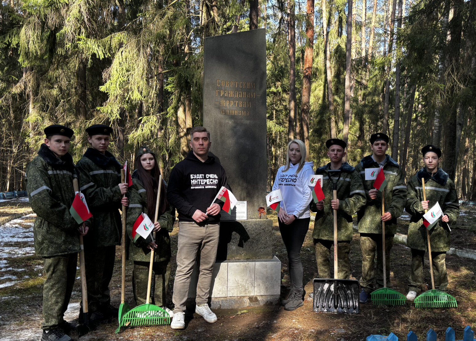 «Искра» памяти: активисты «Белой Руси» провели мемориальный урок у братской могилы в Большой Боровке. Фото
