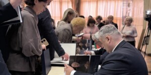 В Бобруйске прошла презентация книги «Наш Президент»: встреча с авторами и живой отклик читателей