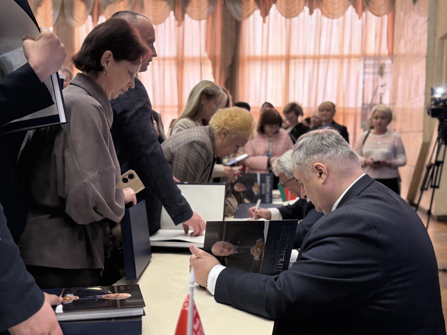 В Бобруйске прошла презентация книги «Наш Президент»: встреча с авторами и живой отклик читателей