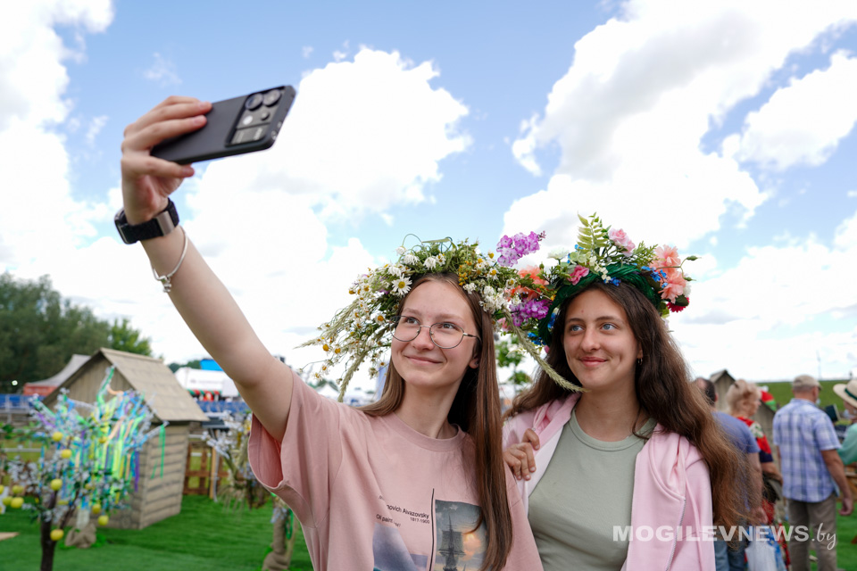 На 924 девушки приходится 1000 юношей в возрасте до 30 лет, далее пропорция резко меняется в Могилевской области