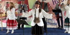 Музыка и цветы вместо вафельных стаканчиков: как на фабрике мороженого встретили весну