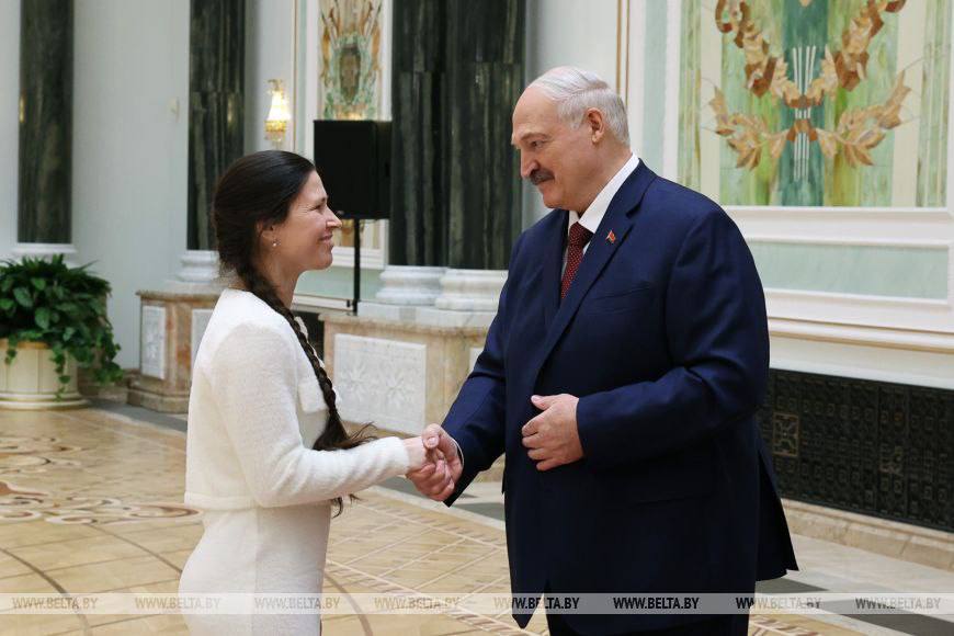 Александр Лукашенко в преддверии 8 Марта вручил белорускам госнаграды. В их числе — могилевчанка Анастасия Патрусова