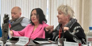 «Бог устал нас любить» и как связать наушники с современностью. Что сказали эксперты о первых спектаклях «М.@rt.контакта»