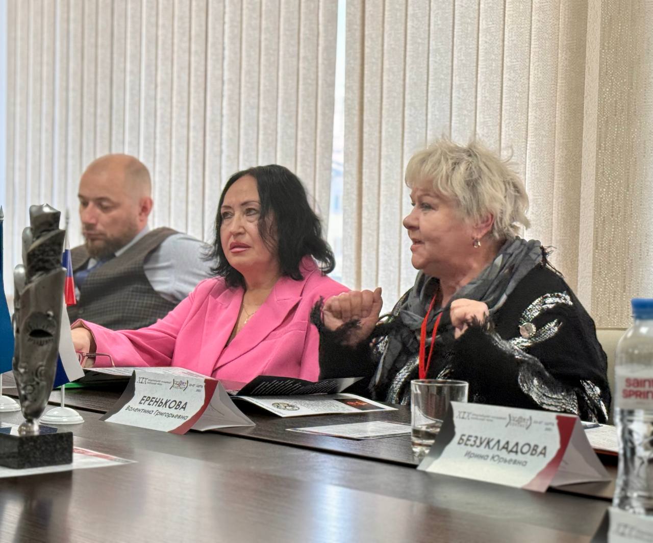 «Бог устал нас любить» и как связать наушники с современностью. Что сказали эксперты о первых спектаклях «М.@rt.контакта»