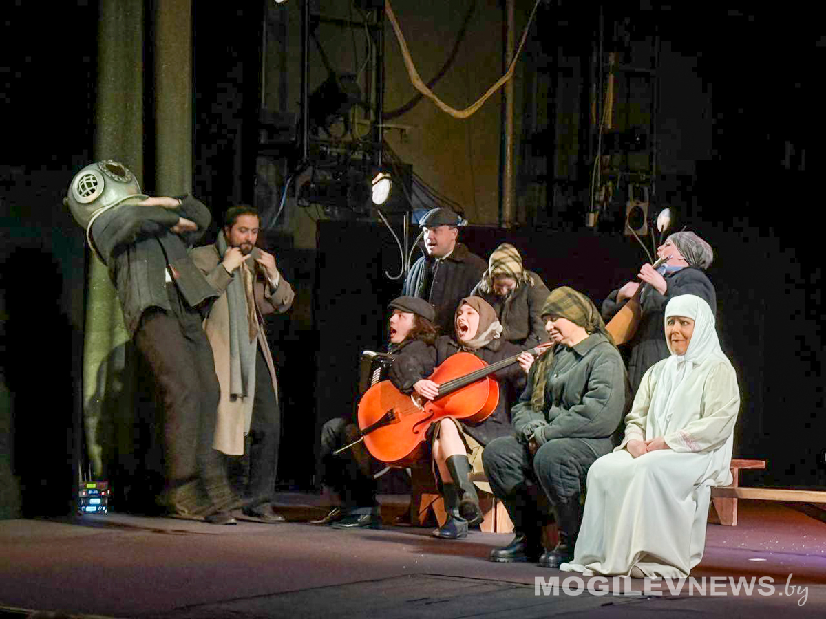 Свет всегда побеждает черноту. Владимирский спектакль «Черные доски» покорил могилевскую публику