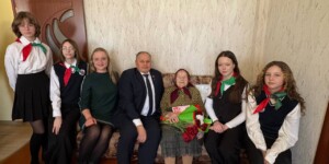 102 года — возраст мудрости и подвига: Петр Соловьев поздравил ветерана из Октябрьского района