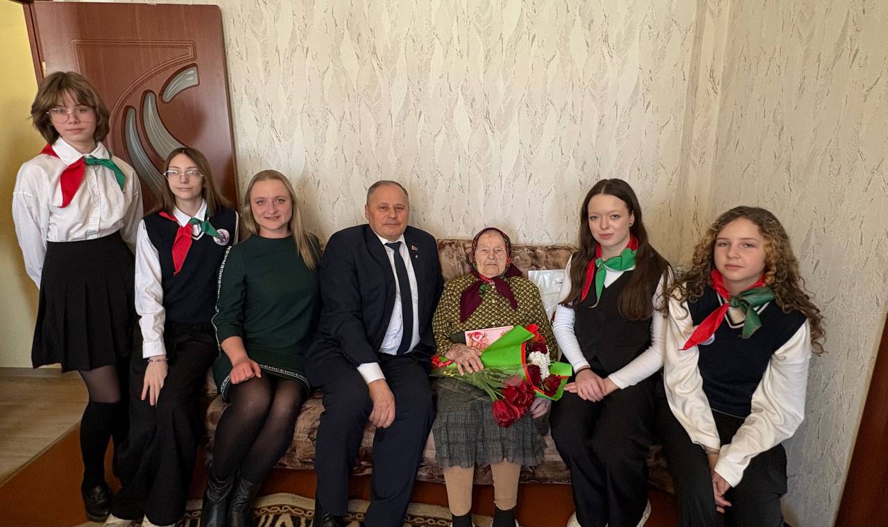 102 года — возраст мудрости и подвига: Петр Соловьев поздравил ветерана из Октябрьского района