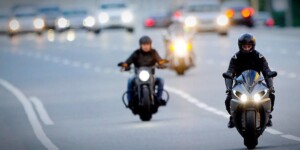 На дорогах появляются мотоциклисты и самокаты — ГАИ предупредила водителей и пешеходов