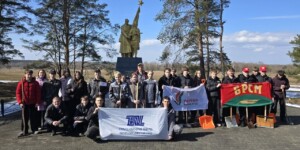 Во имя сохранения исторической правды: акция памяти объединила активистов «Искры», школьников и воспитанников клуба «Зубр»