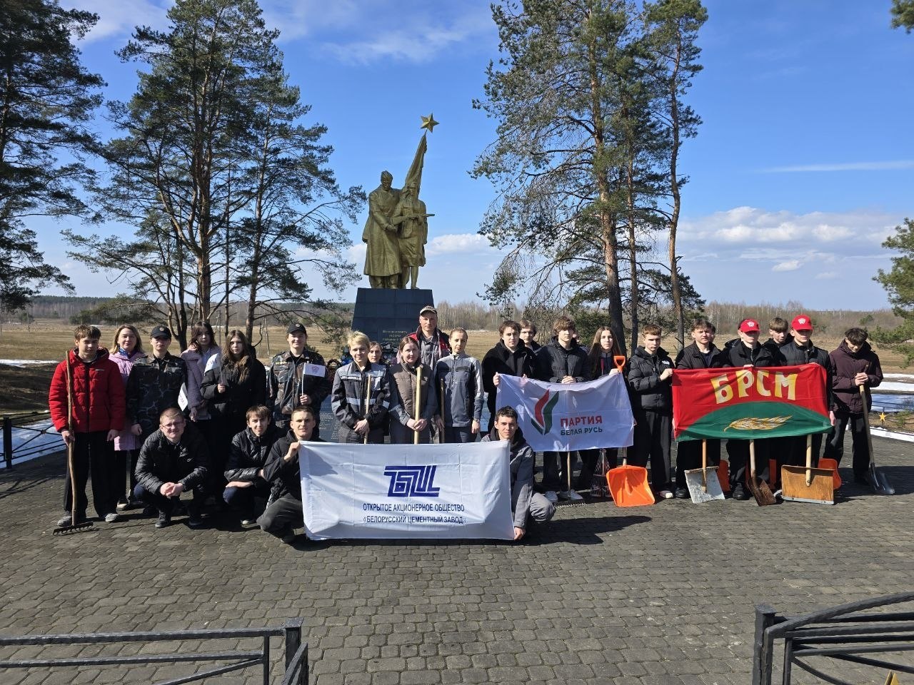 Во имя сохранения исторической правды: акция памяти объединила активистов «Искры», школьников и воспитанников клуба «Зубр»