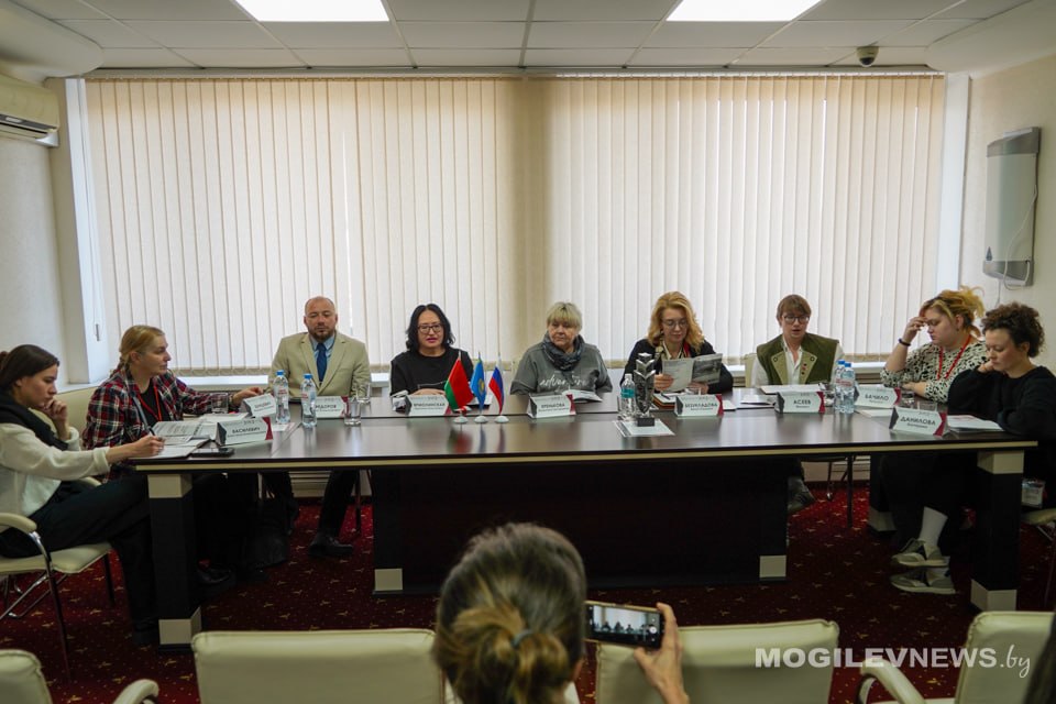 В Могилеве обсудили спектакли четвертого дня «М.@rt.контакта»: «Красавицу» и «Хутар». Фото