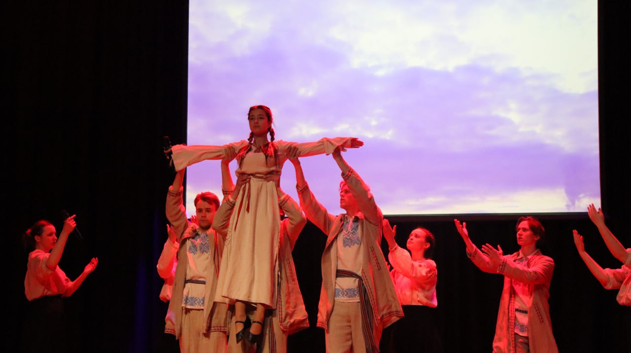 Жывое слова на алімпіядзе: Алесь Казека сустрэўся з юнымі філолагамі ў электратэхнічным каледжы