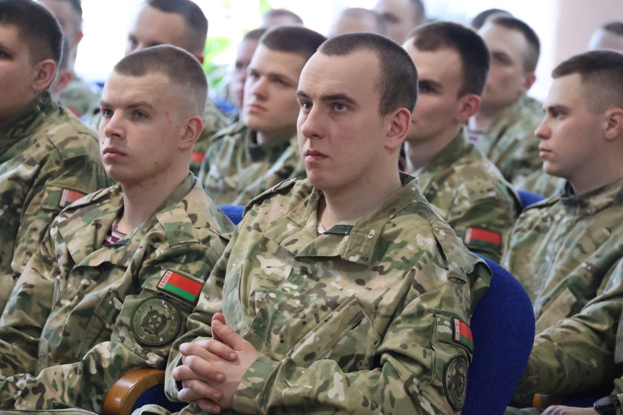 Профессиональный выбор: представители Департамента охраны встретились с военнослужащими