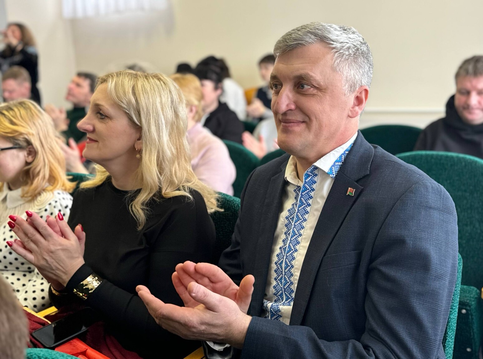 Выставка, патриотическое караоке и музыкальные поздравления: концерт для жителей Копыси провели гости из Могилева