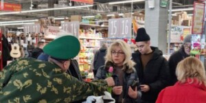 В ТЦ «Е-сити» пограничники Могилева поздравили женщин с праздником