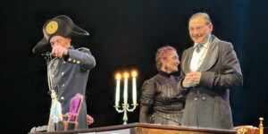 Карточная игра «Штосс» со зрителями, много юмора и смысла — «Пиковую даму» показал Гродненский областной театр кукол на могилевской сцене