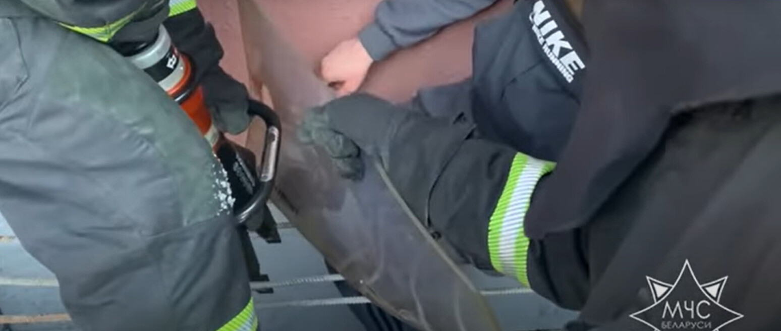 В Бобруйске спасатели помогли мужчине, застрявшему ногой в металлической решетке