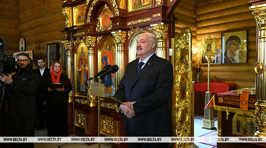 Лукашенко зажег пасхальную свечу в одном из деревенских храмов