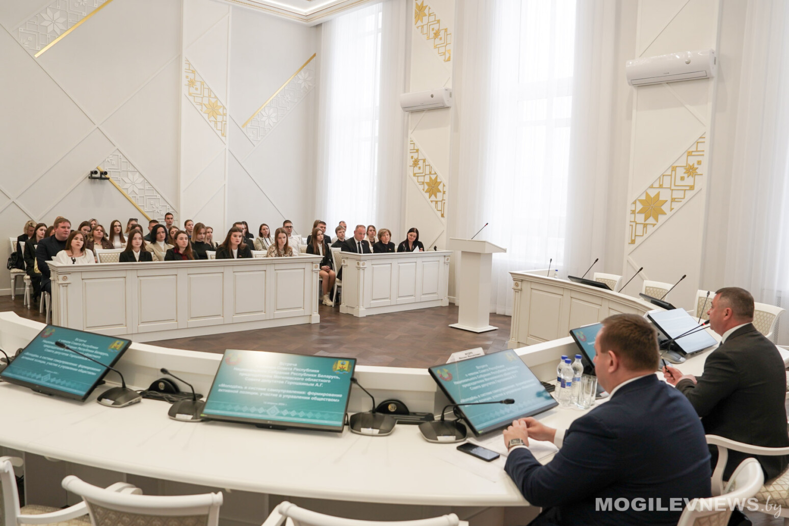 Молодая энергия — на благо страны. В облисполкоме прошла встреча представителей Молодежного совета при областном Совете депутатов с Александром Горошкиным. Фото