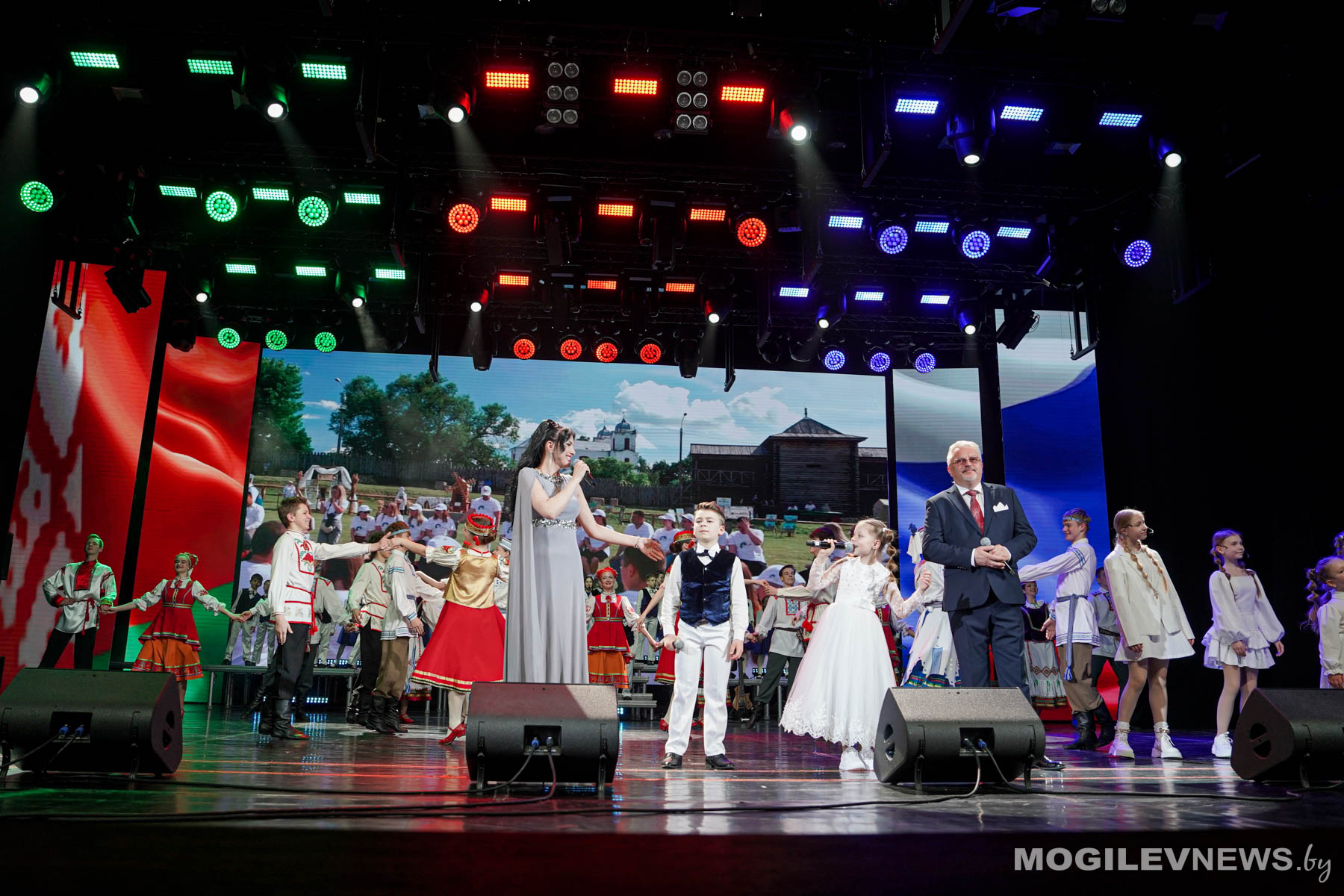 День единения Беларуси и России отметили в Могилеве концертом и выставкой