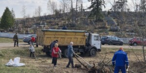 Чистота там, где помнят: сотрудники ОАО «Моготекс» приводят в порядок Грузовское кладбище. Фото
